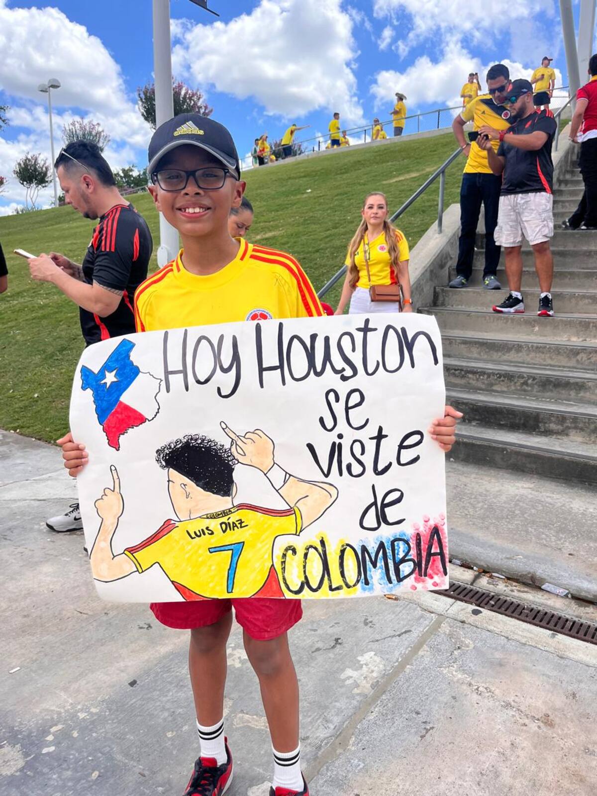 Fanático del seleccionado colombiano muestra una pancarta apoyando a la selección. //Carlos Caballero Villa - El Universal