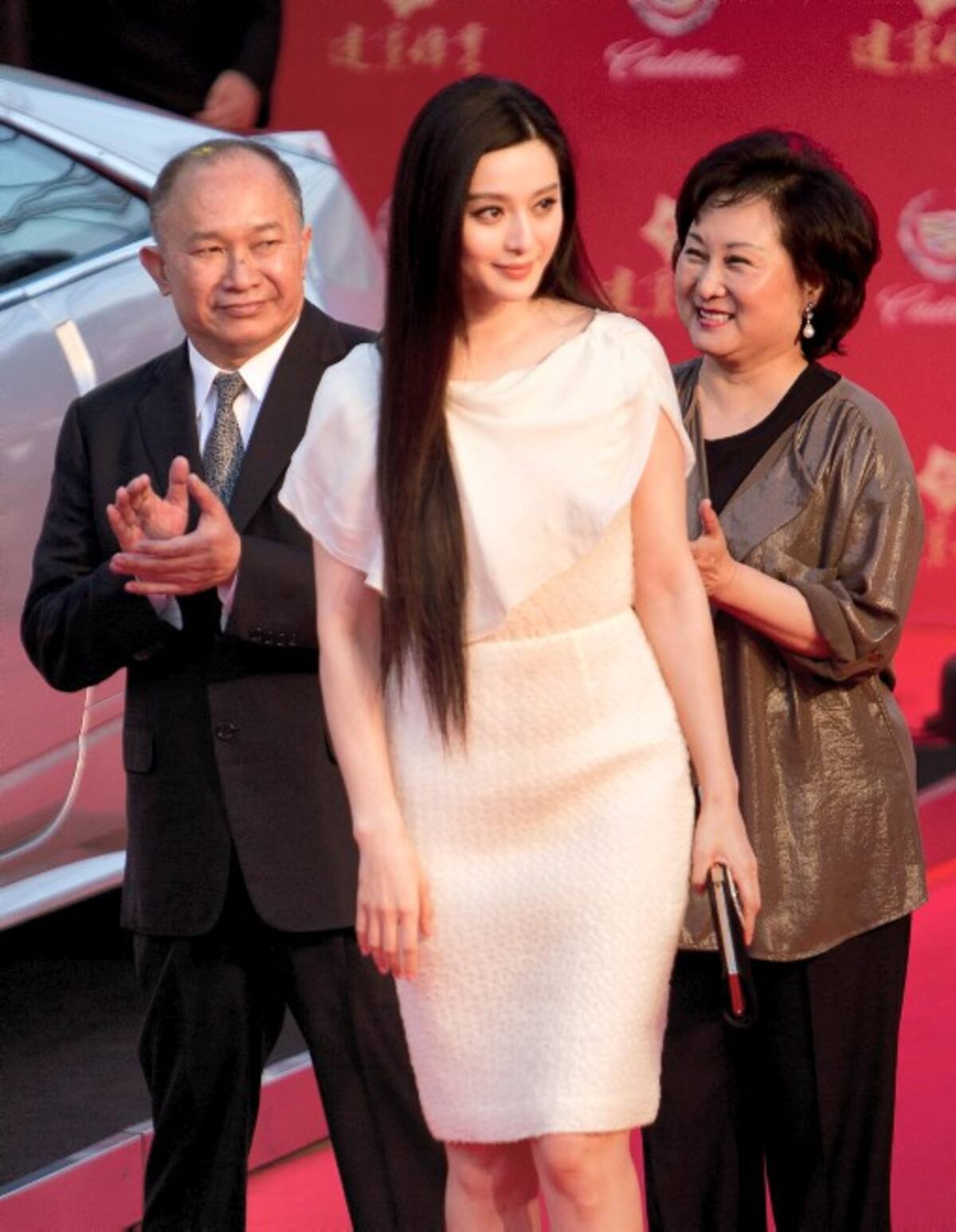 La actriz china Fan Bingbing (centro), a la izquierda el director del filme John Woo y su esposa Niu Chunlong.