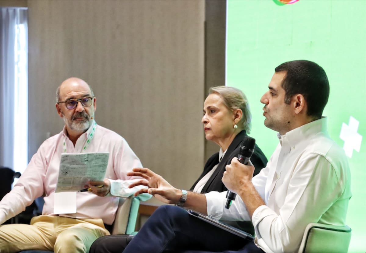 Camilo Sánchez, presidente de Andesco; Cecilia Arango, secretaria de Planeación del Atlántico, y el presidente ejecutivo del Comité Intergremial, Efraín Cepeda Tarud, durante el Seminario de Eficiencia Energética.//Cortesía.