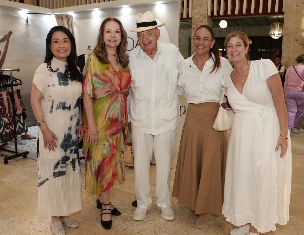 Lucy Espinosa, Chica Morales, Raimundo Angulo, Camila Salas y Niurka Rignack.