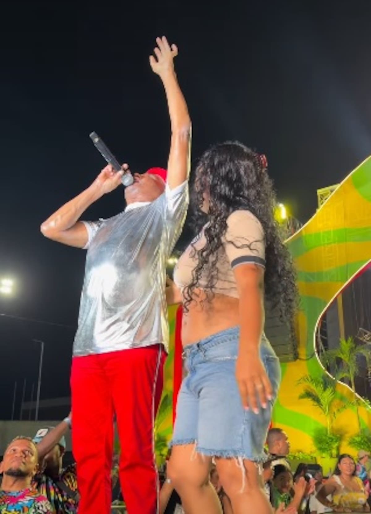 ¿Qué pasó con Farid Ortiz? Fan intentó tomarse una foto con él en El Pozón. //Foto: Captura de video.