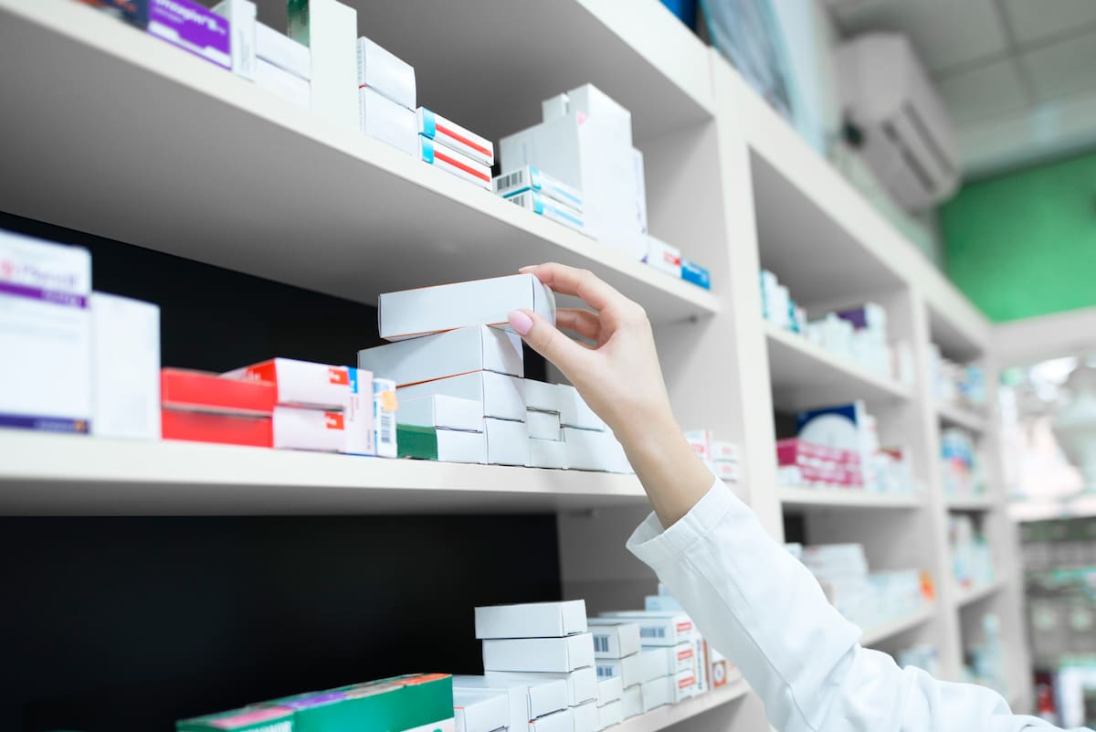 En esta se establece criterios técnicos, plazos de transición, sanciones y mecanismos de transparencia para que el servicio farmacéutico responda al interés público y no solamente a la lógica comercial // Freepik.
