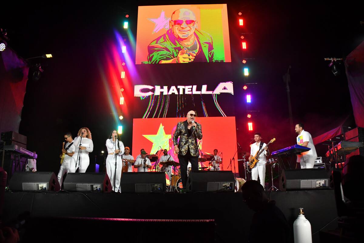 En el Festival de Orquestas entregó el Congo Leyenda, como reconocimiento especial a la trayectoria musical y artística al artista Fausto Chatella.//Cortesía Carnaval de Barranquilla.