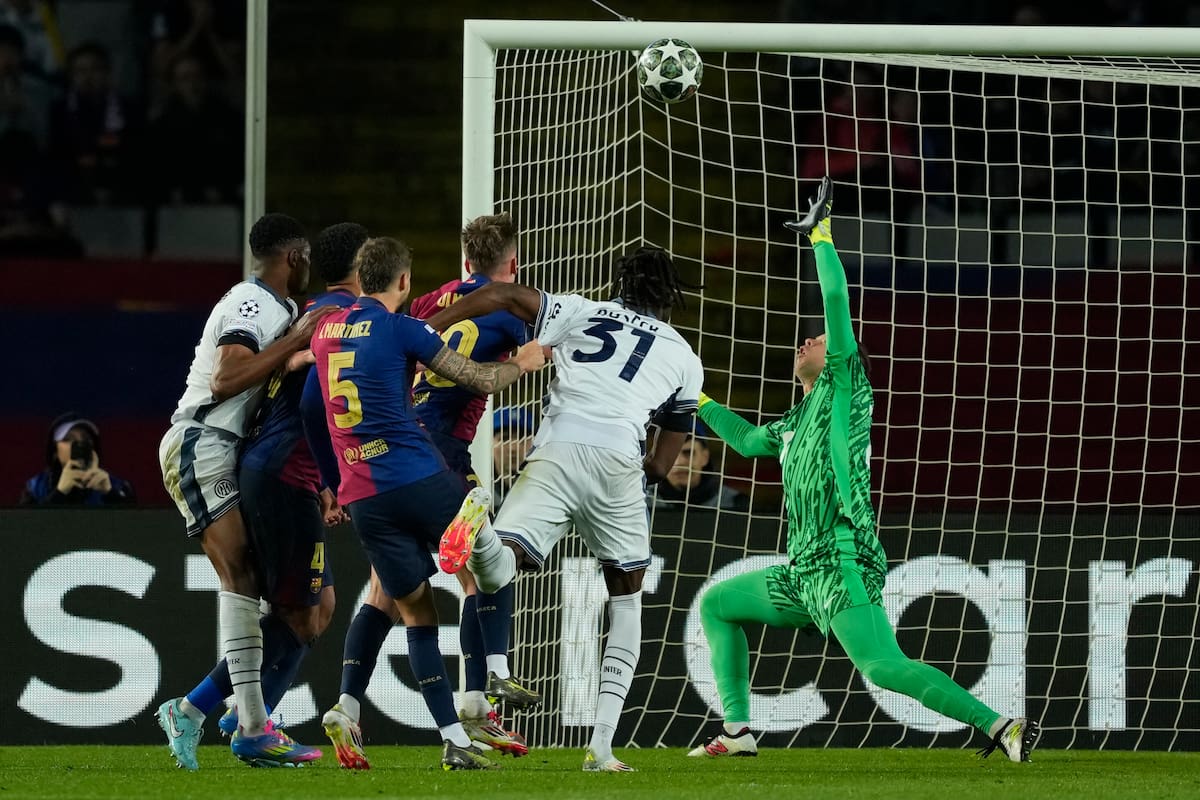 El guardameta polaco del FC Barcelona, Wojciech Szczesny (d), intenta detener el remate del defensa neerlandés del Inter, Denzel Dumfries (i), en la jugada que significó el tercer gol del equipo italiano.
