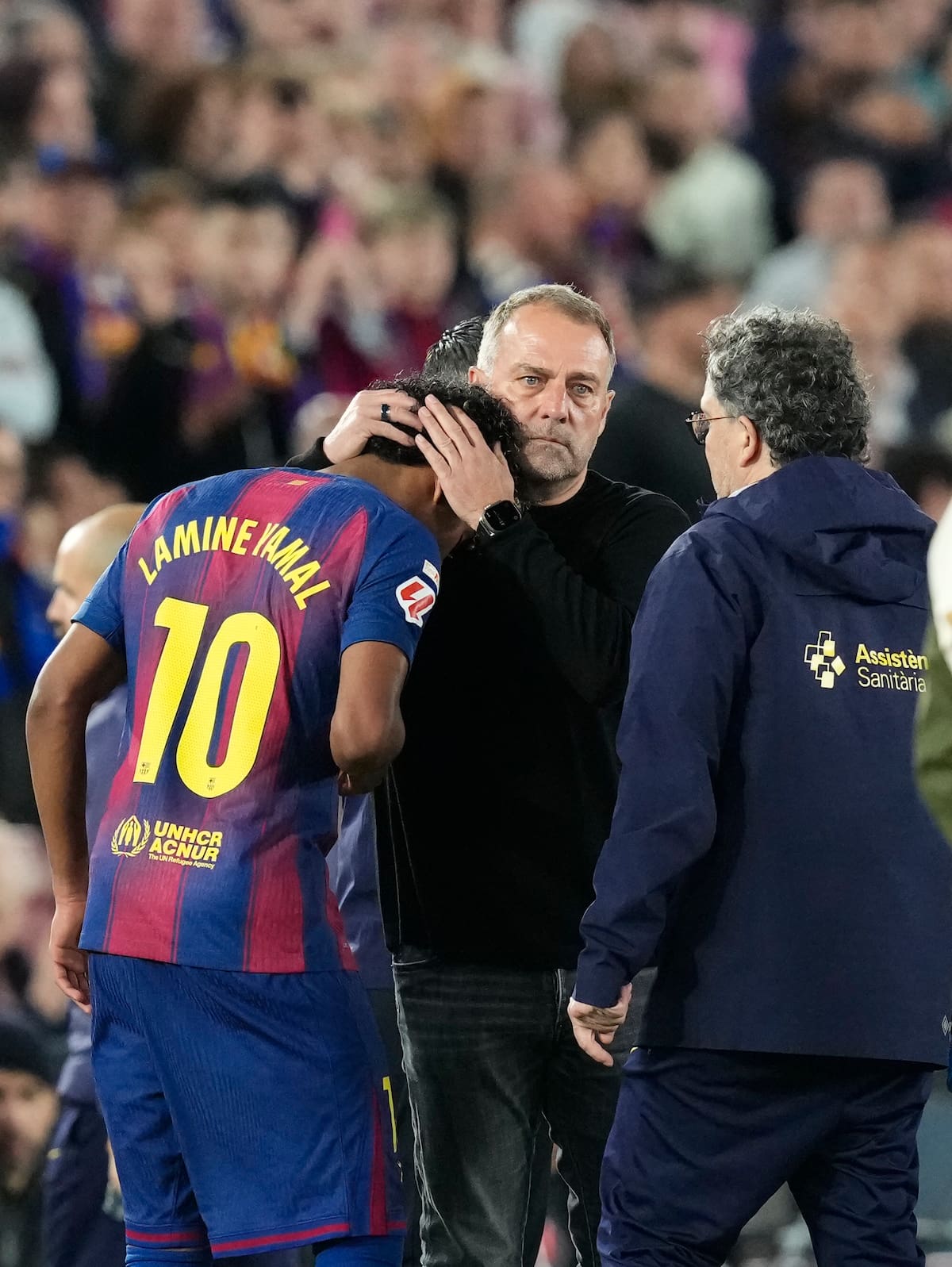 BARCELONA, 22/04/2026.- El delantero del FC Barcelona Lamine Yamal (i) junto a su entrenador Hans-Dieter Flick tras lesionarse, durante el partido de la jornada 33 de LaLiga que FC Barcelona y Celta de Vigo disputan hoy miércoles en el Camp Nou. EFE/Enric Fontcuberta
