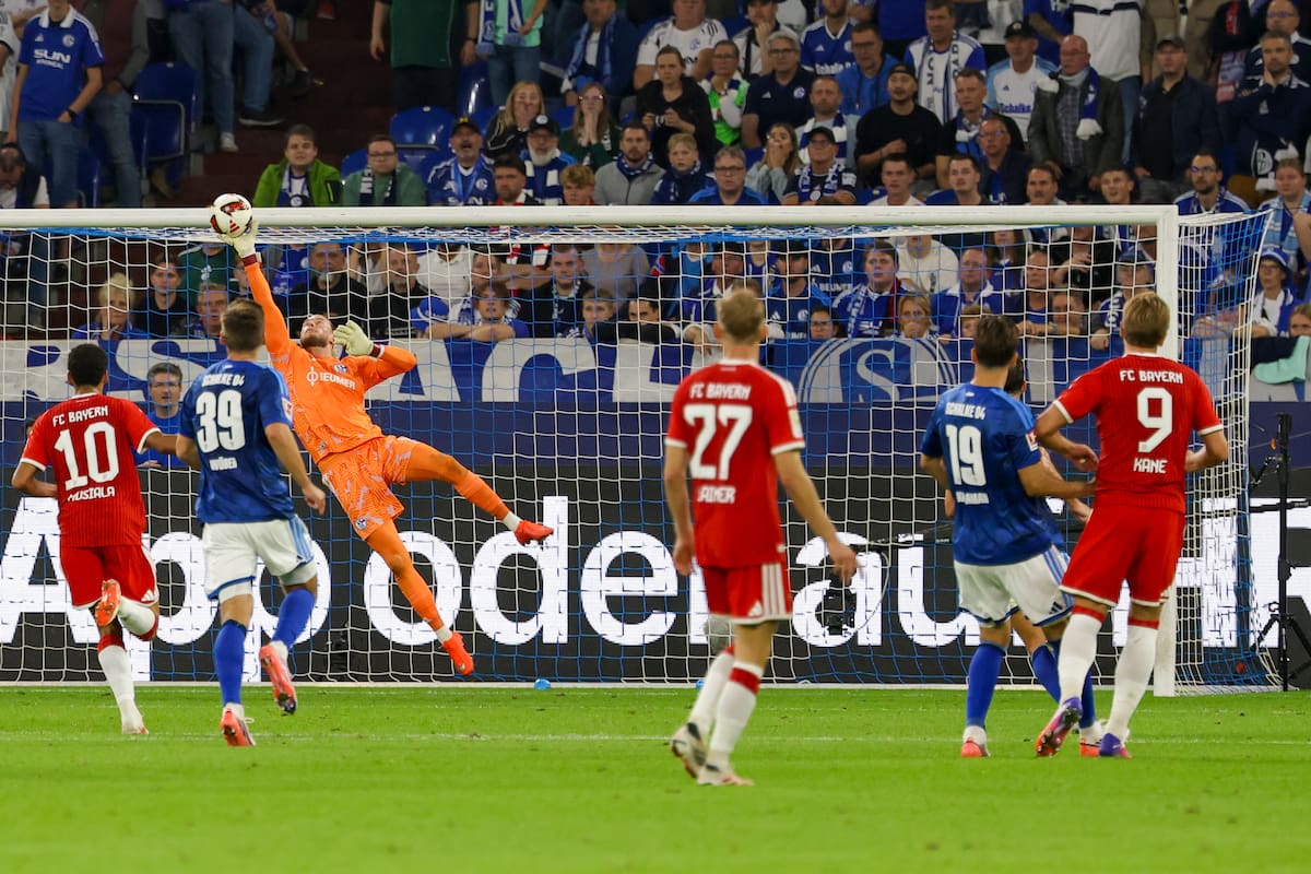 El portero del Schalke, Loris Karius (tercero por la izquierda), en acción frente a Harry Kane, del Múnich (derecha), durante el partido de la Bundesliga. //Foto, EFE: CHRISTOPHER NEUNDORF