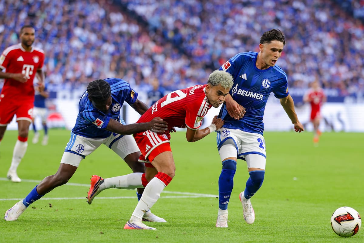 Luis Díaz fue controlado por la defensa del Schalke 04 en la fecha 2 de la Bundesliga. //Foto, EFE: CHRISTOPHER NEUNDORF