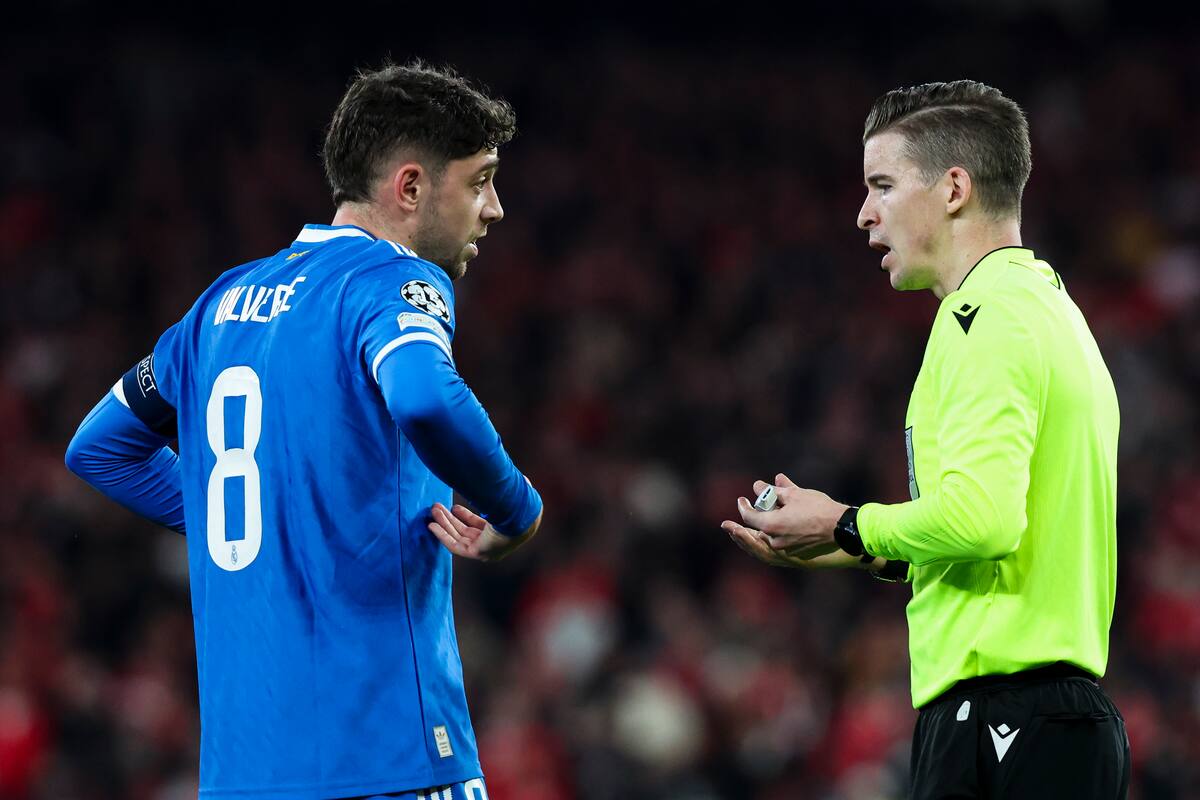 Federico Valverde y el árbitro durante el partido de la UEFA Champions League entre Benfica y Real Madrid. //Foto, EFE: JOSE SENA GOULAO