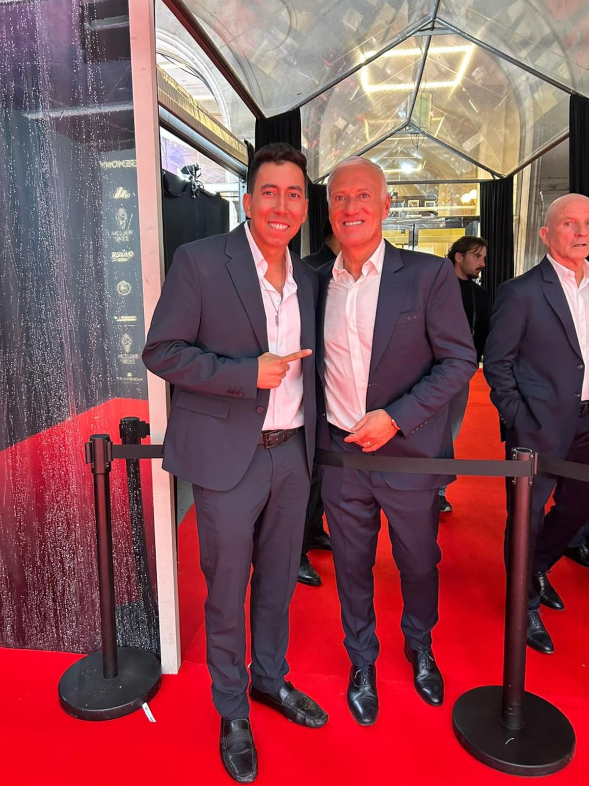 El periodista cartagenero junto a Didier Deschamps, campeón del mundo con Francia. //Cortesía
