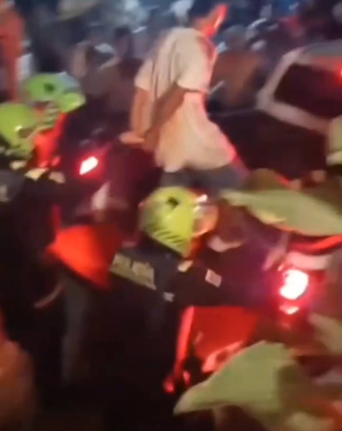Momento en que las autoridades atendieron el caso de violencia intrafamiliar en Santa Marta. // FOTO: REDES SOCIALES