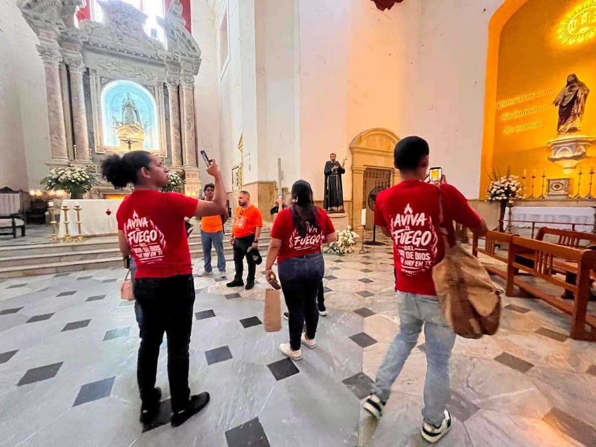Los artistas realizaron un recorrido por los lugares más emblemáticos para el catolicismo de Cartagena. // Cortesía: Alcaldía de Cartagena.