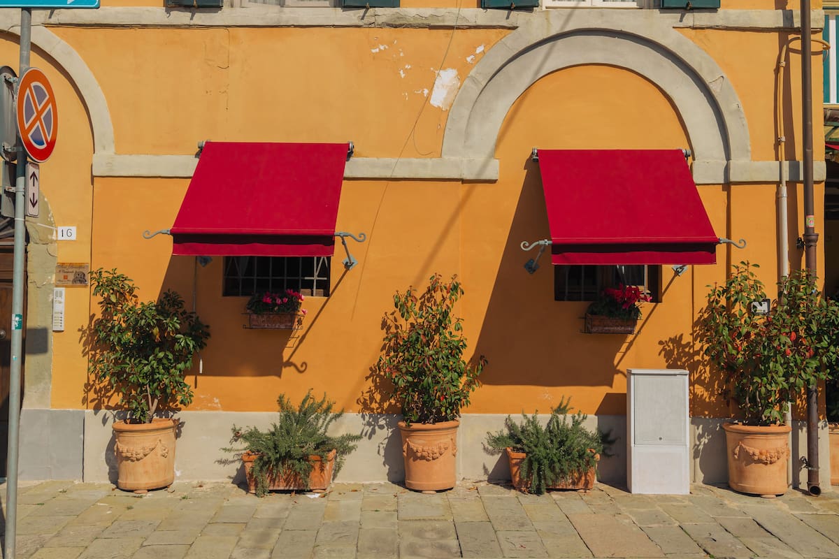 Proteger las ventanas del sol directo disminuye el calor que entra a casa. //123RF.