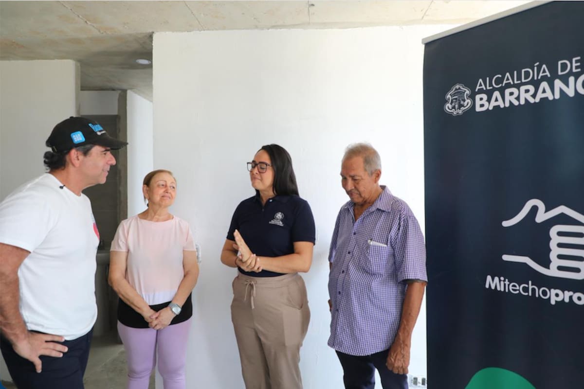 El alcalde de Barranquilla, Alejandro Char, haciendo entrega del auxilio de Mi Techo Propio, programa de vivienda da la administración distrital.//Cortesía Alcaldía de Barranquilla.