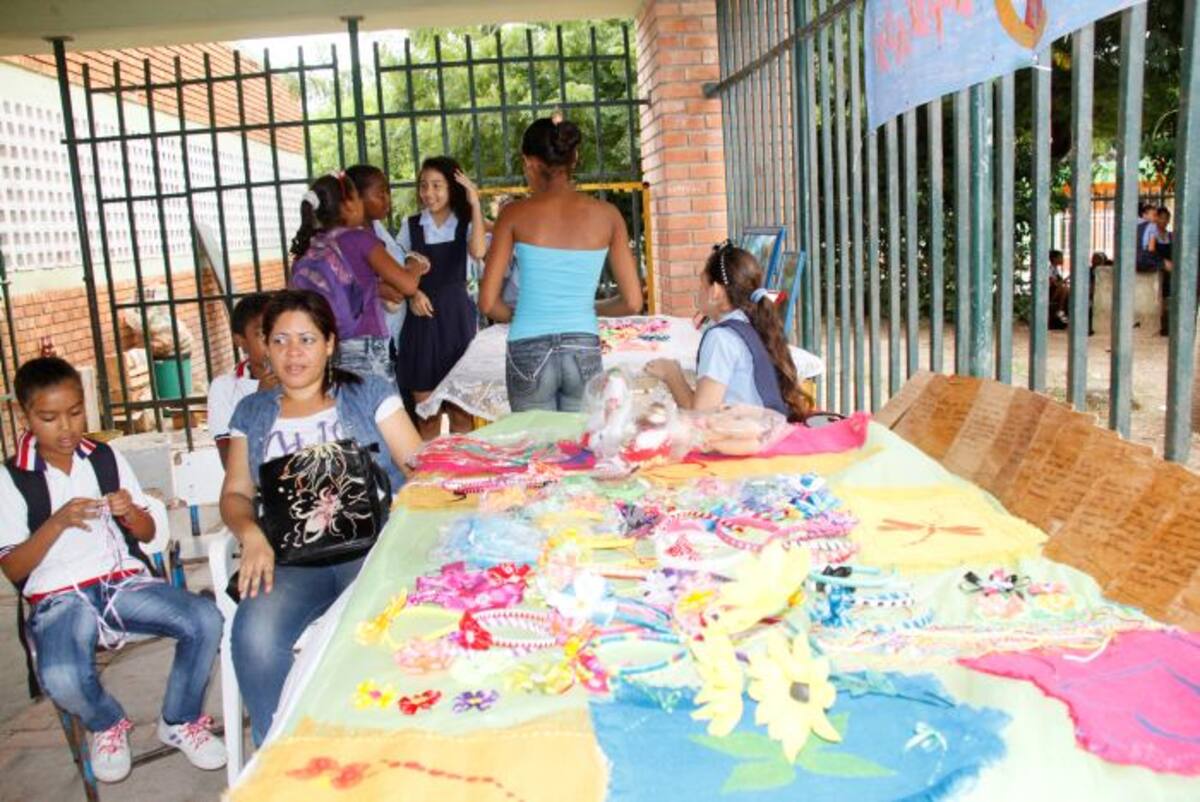 La Feria Emprendedora de la Institución Educativa Foco Rojo se realizó en la sede de este plantel. JULIO CASTAÑO-EL UNIVERSAL