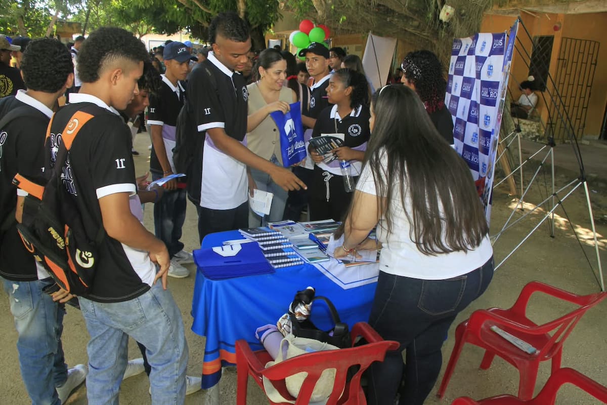 El objetivo de la Feria de Oferta Universitaria en Arjona, es acercar y guiar a los futuros bachilleres a las instituciones de educación superior en programas profesionales, técnicos y tecnológicos, quienes conocen de primera mano toda la información requerida para iniciar en el próximo año sus respectivos proyectos de vida. // Foto: Julio Castaño.