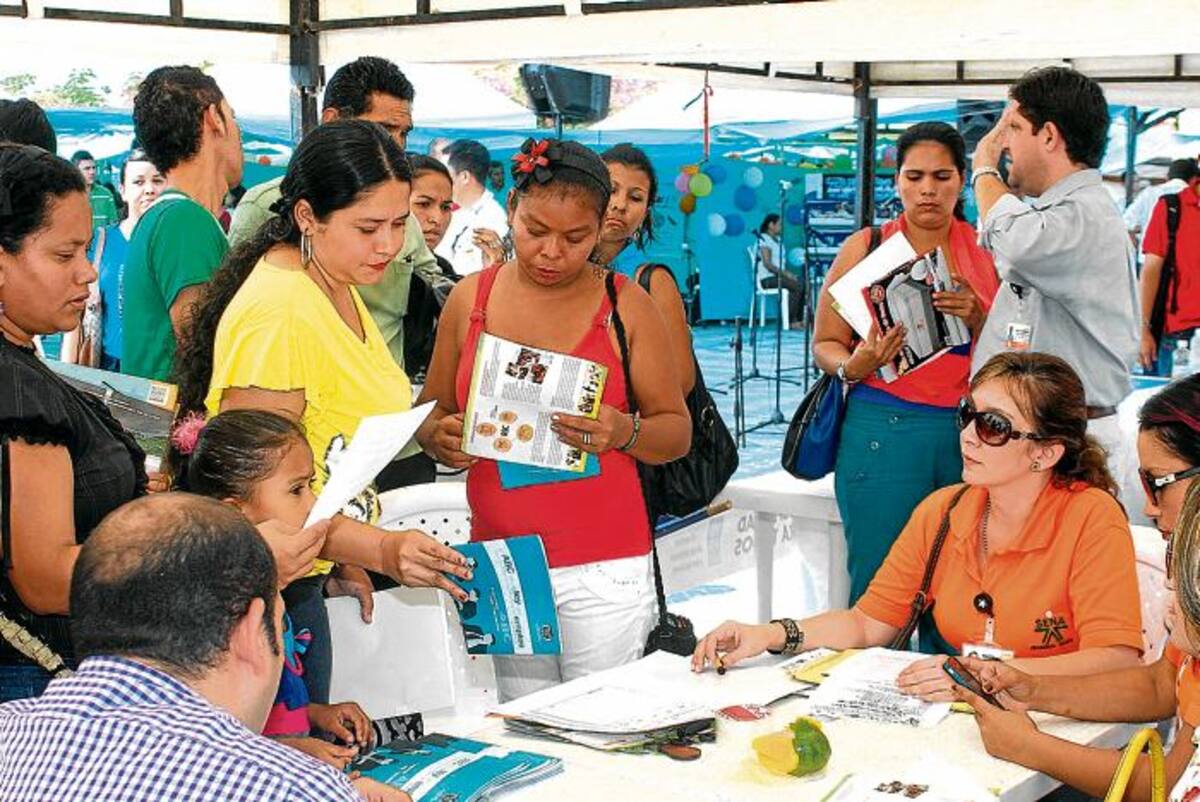 Muchas personas acudieron a presentar sus hojas de vida para las vacantes ofertadas por 20 empresas de diferentes sectores.