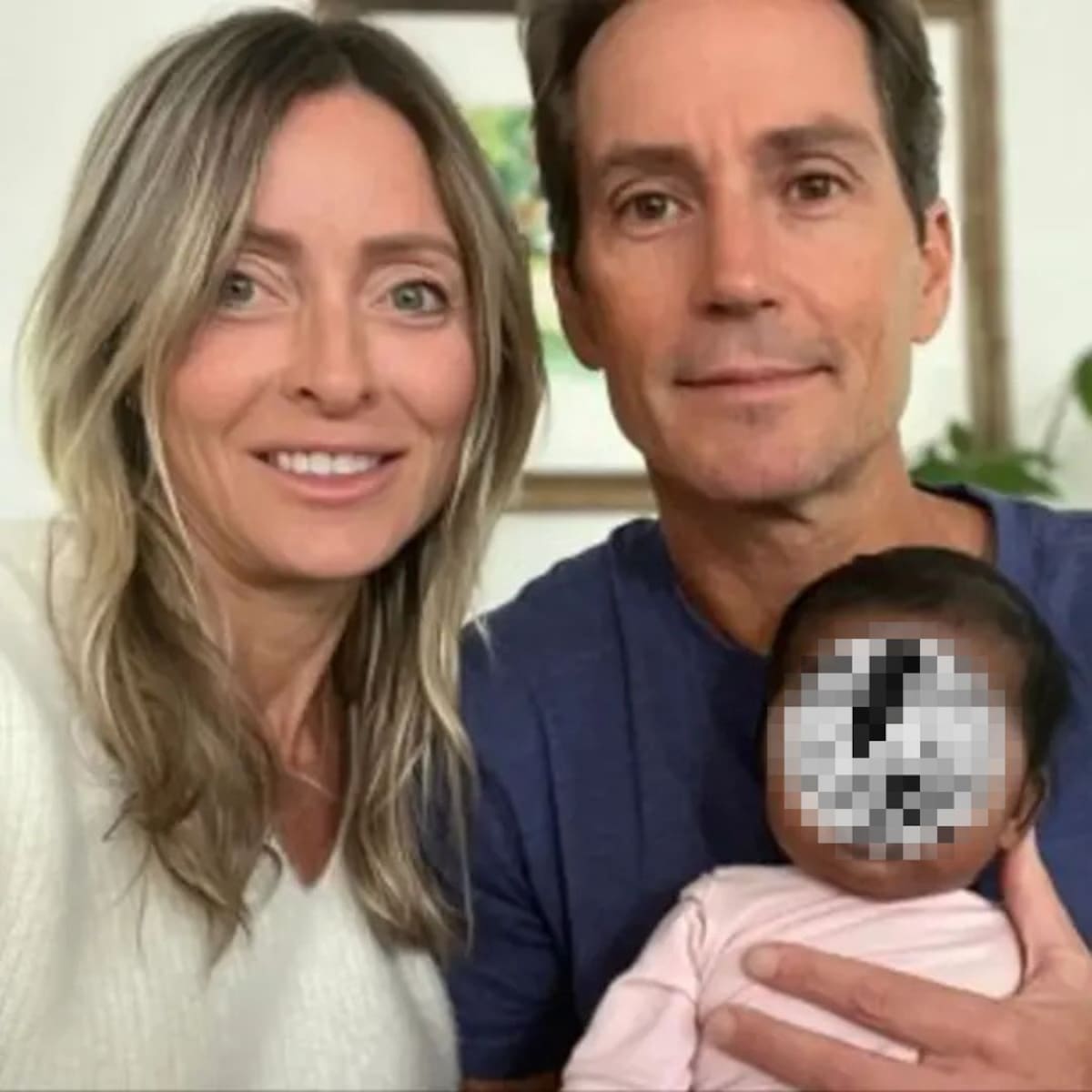 Tiffany Score y su esposo Steven Mills notaron que la bebé que concibieron mediante fertilización in vitro no tenía sus rasgos físicos. //Redes sociales.