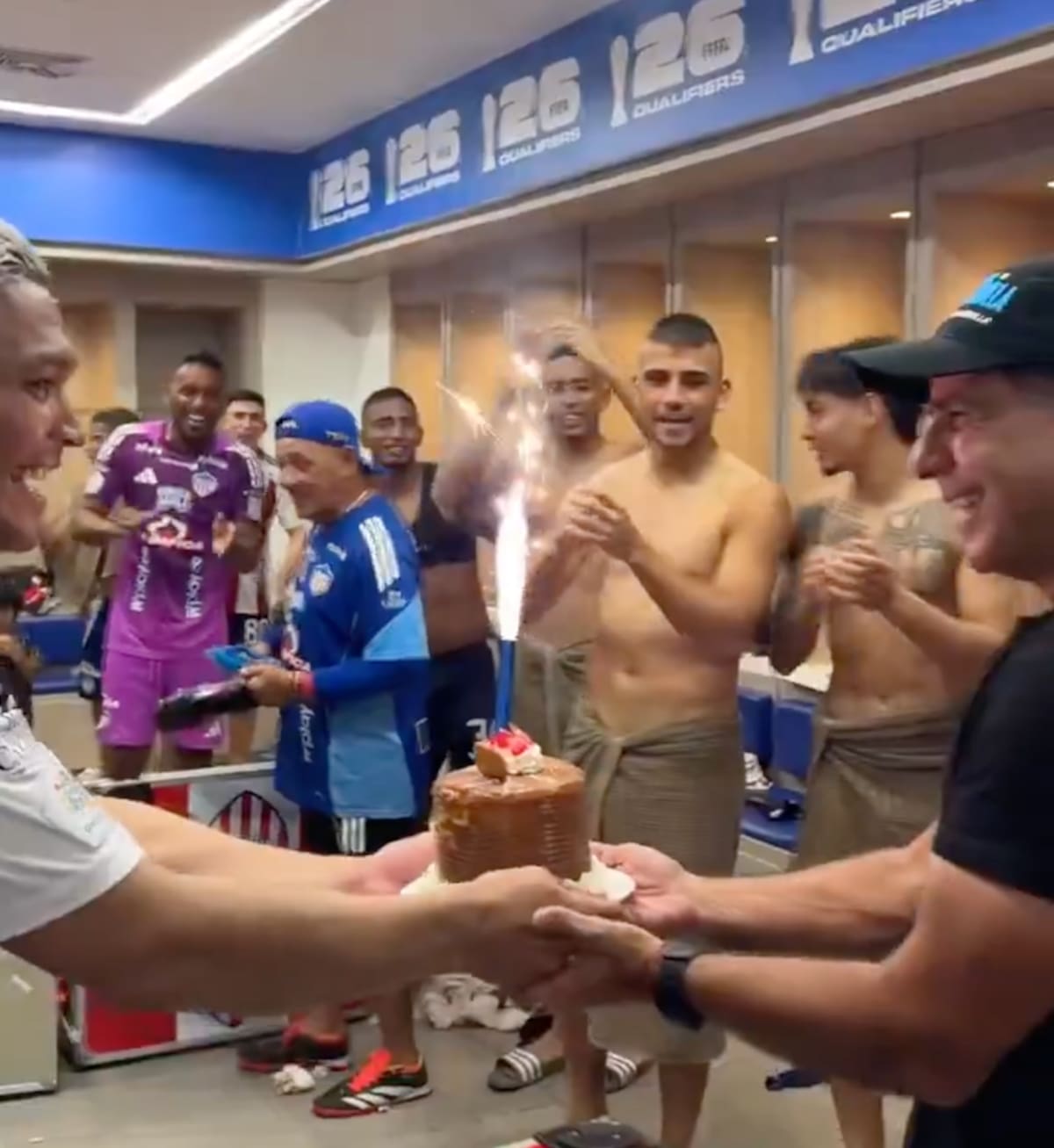 El capitán Teófilo Gutiérrez lideró la celebración. del cumpleaños del alcalde de Barranquilla, Alejandro Char, que visitó el camerino después de la victoria ante Alianza Valledupar FC.//Cortesía.