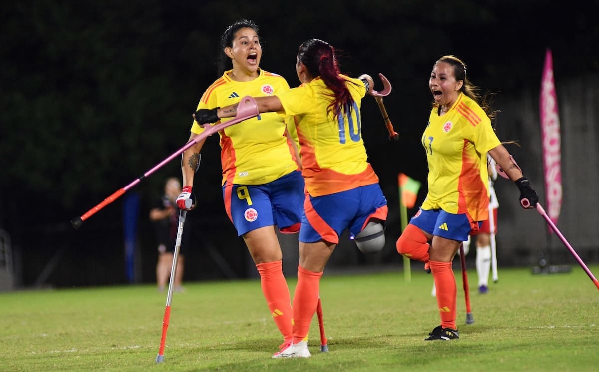 Jugadores de la selección Colombia destejan el título del Primer Mundial de Fútbol Femenino de Amputadas, al vencer en la final a Estados Unidos en partido disputado este domingo 10 de noviembre de 2024 en el estadio Romelio Martínez de Barranquilla.//Cortesía.