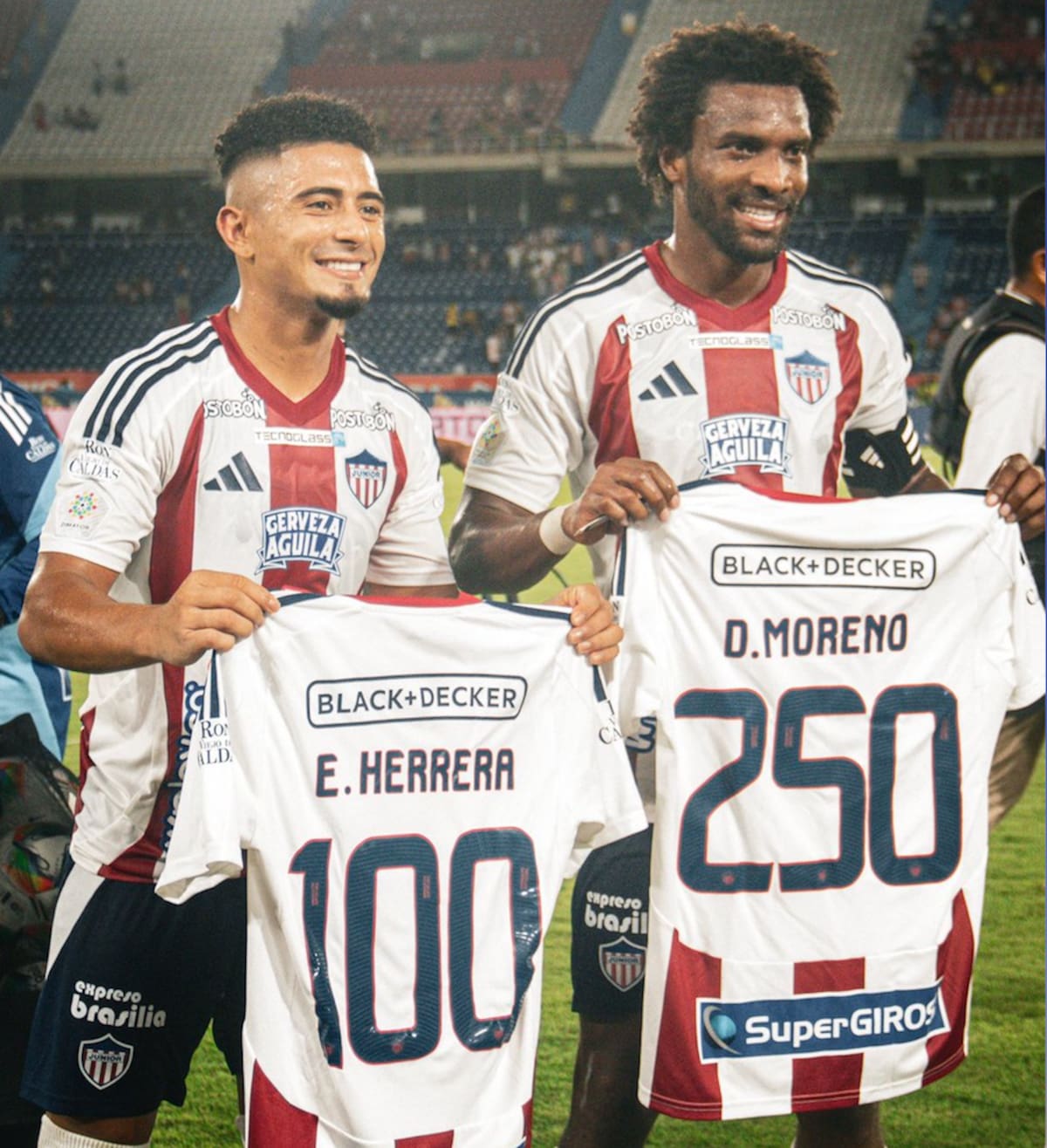 Los jugadores Edwin Herrera y Didier Moreno celebraron que llegaron a 100 y 250 partidos, respectivamente, vistiéndomelos la camiseta de Junior de Barranquilla.//Cortesía.