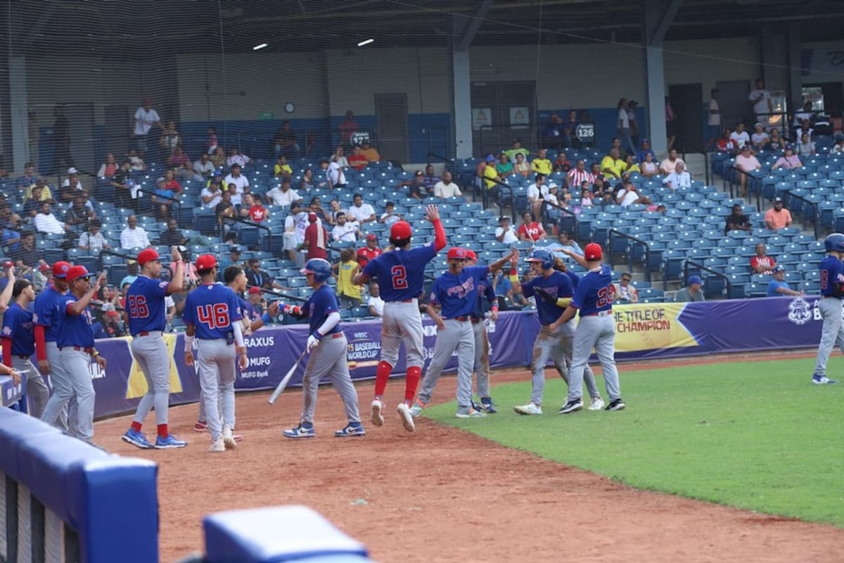 Peloteros de Puerto Rico festejan el triunfo este domingo ante República Dominicana, 10-4, en partido por la Copa Mundial de Béisbol Sub-15 WBSC 2024 jugado en Barranquilla.