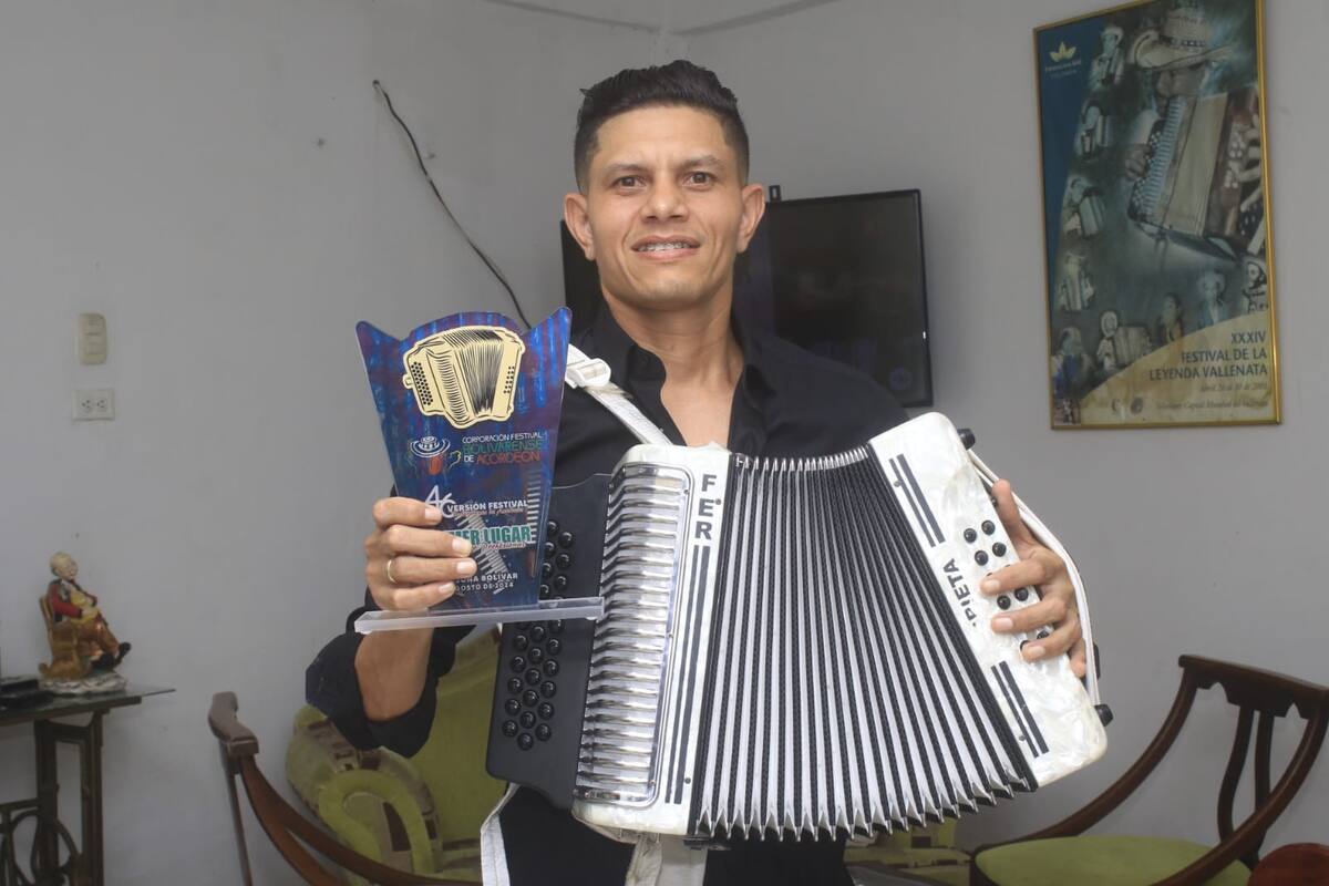 Ferney Arrieta Ramos, nuevo Rey Profesional del Festival Bolivarense del Acordeón, triunfó gracias a su impecable interpretación del porro sabanero. //Foto: Julio Castaño - El Universal