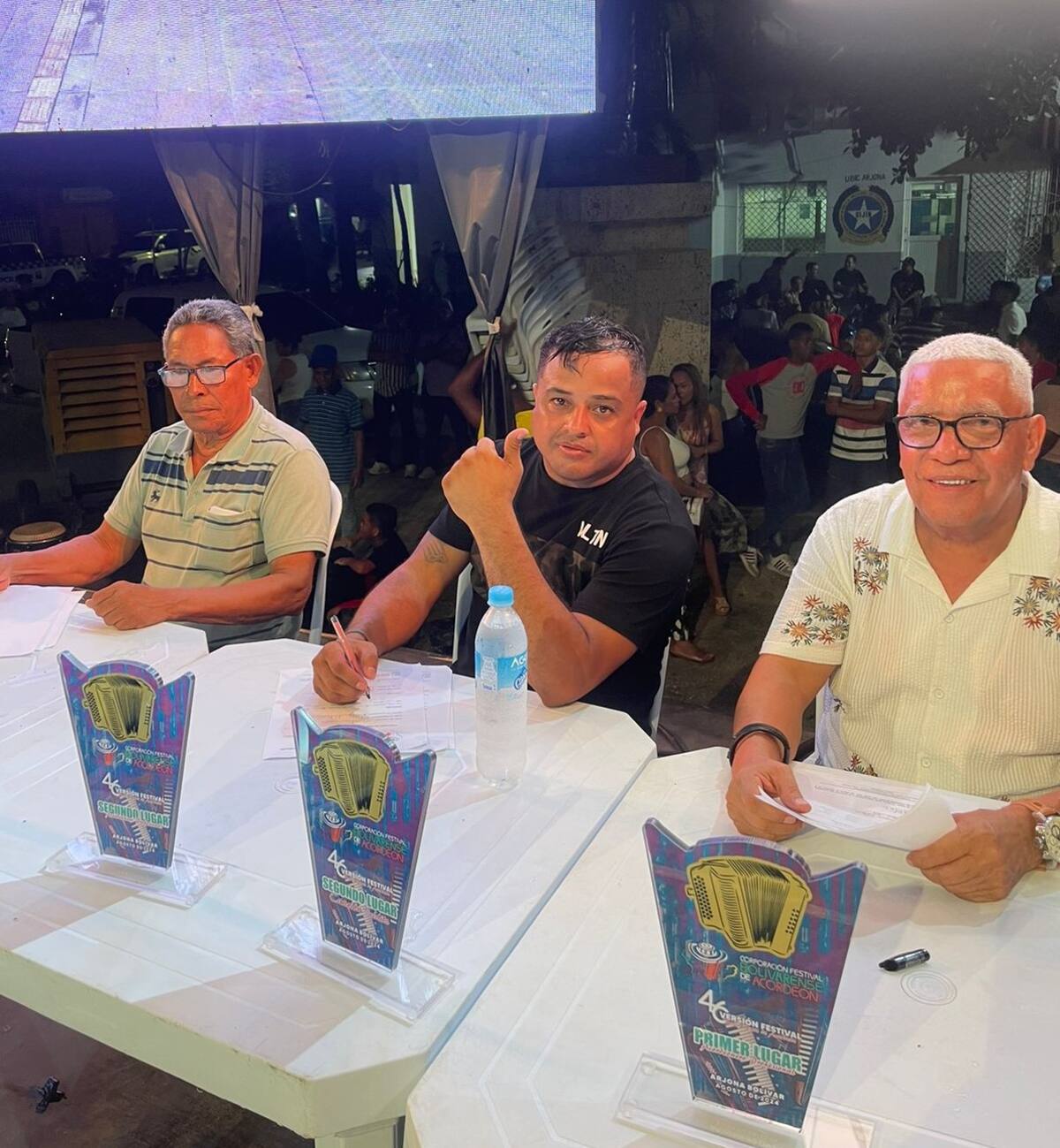 Jurado conformado por Fernando Fernández, José González "el Zorillo", y Gustavo Nieto.