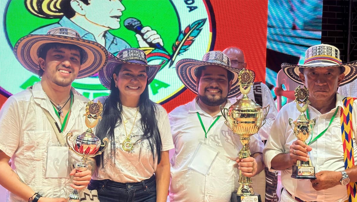 Vanessa Torres Guette, alcaldesa de Campo de la Cruz, Atlántico, junto a Martín Perilla (izd), de Bogotá, segundo lugar; Danny Zora Silvera, de Soledad, primer lugar, y Alfredo Martelo, de San Joaquín, de Bolívar, tercer puesto.//Cortesía Gobernación del Atlántico.
