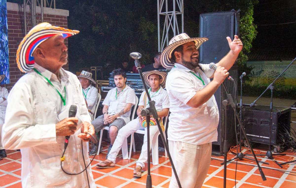Danny Zora Silvera, de Soledad, primer lugar, y Alfredo Martelo, de San Joaquín, de Bolívar, tercer puesto, durante la final del XVIII Festival de la Décima Improvisada en Campo de la Cruz.//Cortesía Gobernación del Atlántico.