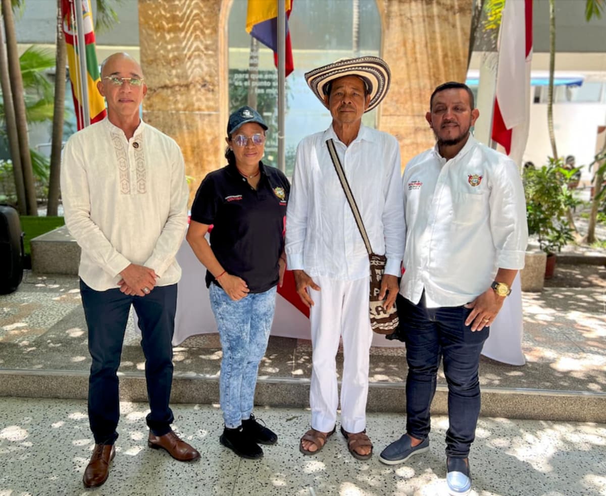 Lázaro Cotes, asesor de Patrimonio Cultural de la Secretaría de Cultura y Patrimonio del Atlántico, y Adalberto Peralta Suárez, director del Instituto de Cultura, junto a dos de los homenajeados en el festival.// Cortesía Gobernación del Atlántico.