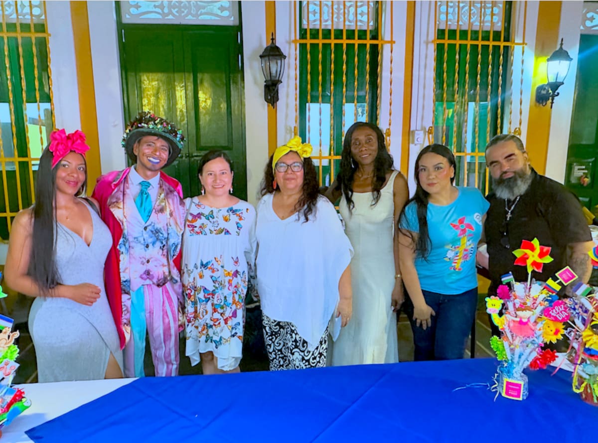 Juliet Páramo, directora general de un proyecto de Asomacetas; junto a Elisa Mira Sinisterra, contratista de la Secretaría de Cultura de Cali, en el área de Patrimonio Cultural Inmaterial, Magda Ivonne Vargas Suaza, vicepresidente de Asomasetas y artistas del Valle estuvieron en la Casa del Carnaval.//El Universal.