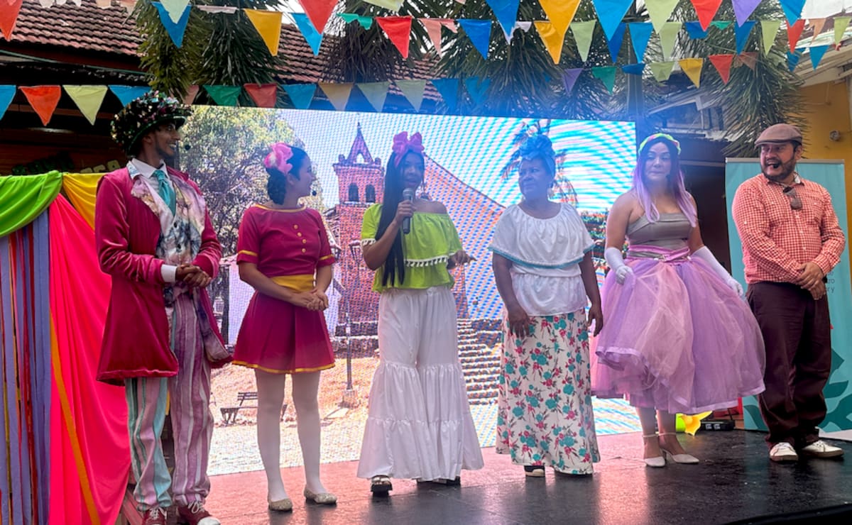 En la Casa del Carnaval se hizo una muestra teatral de la tradicional celebración de los Padrinos celebran a los ahijados con Macetas de Alfeñique.//El Universal.
