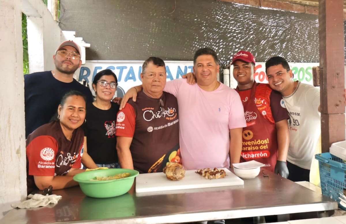 El alcalde de Baranoa, Edinson Palma, junto a Jaime Enrique Jurado Rojas, popularmente era conocido como ‘El Cachaco’, a quien este año el Festival del Chicharrón le rinde homenaje.//Cortesía Alcaldía de Baranoa.