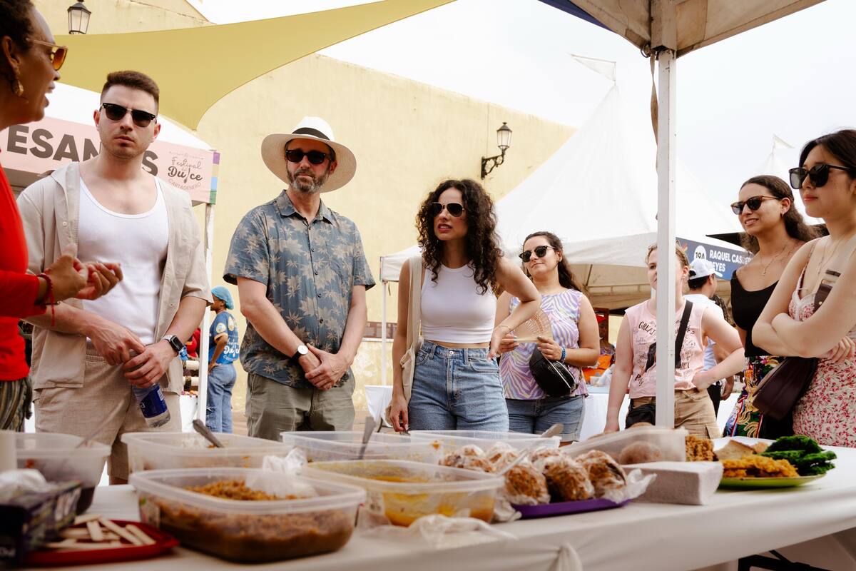 Personas recorren los diferentes stands del festival del dulce cartagenero. // Foto: Cortesía - Alcaldía de Cartagena.