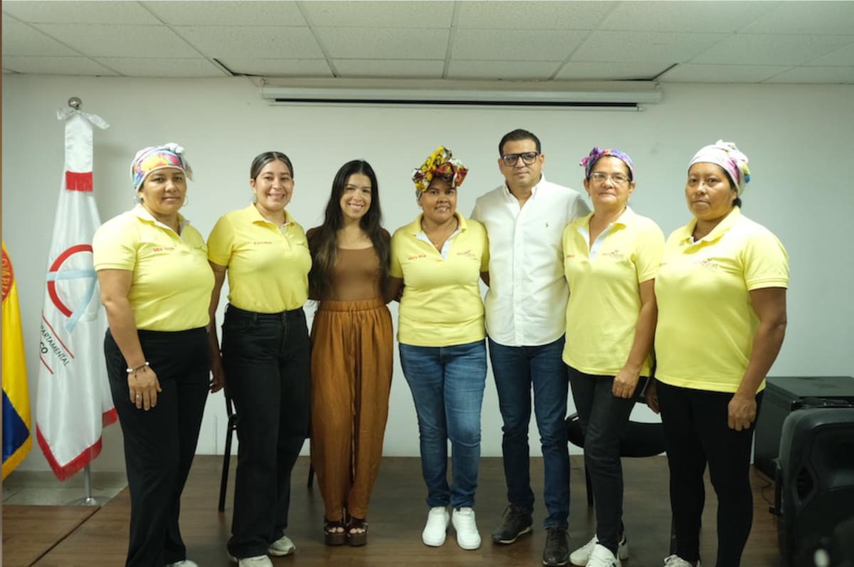 La secretaria de la Mujer y Equidad de Género, María Lourdes Dávila; el secretario de Gestión Social, Giovanni Bolívar, y representantes de la Asociación de Mujeres Campesinas y Sabedoras de Sibarco, estuvieron presentes en el lanzamiento.//Cortesía Alcaldía de Baranoa.