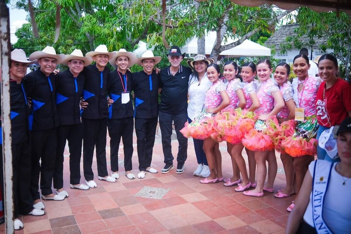 El gobernador Eduardo Verano con la delegación de Venezuela que estuvo presente en la XXVII versión del Festival Nacional e Internacional de Artes que se cumplió en Suan, Atlántico.