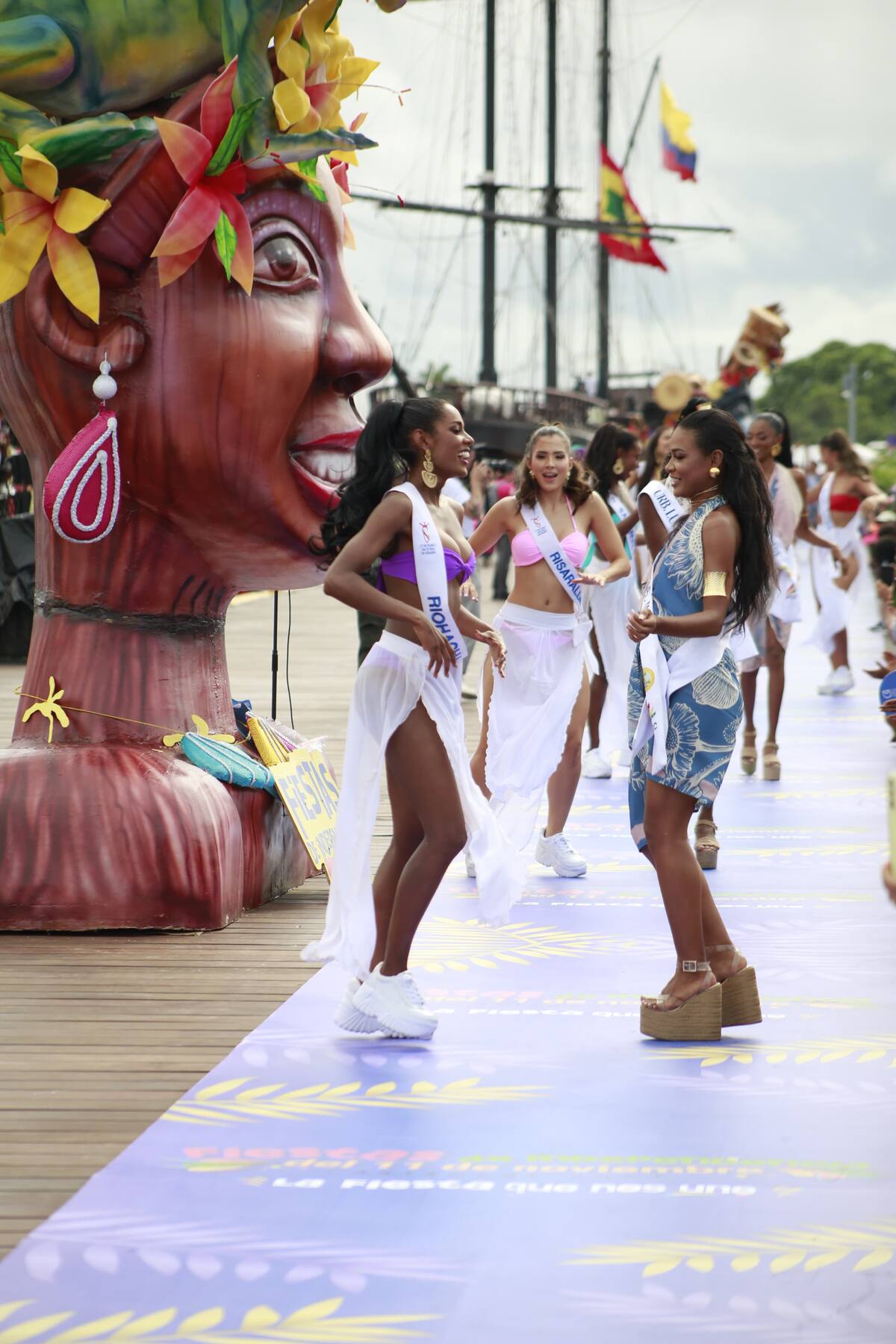 Señorita Riohacha, Olga Álvarez, desfila junto a la representante del Trece de Junio, Jisselle Orozco. //Foto: Luis Eduardo Herrán - El Universal.