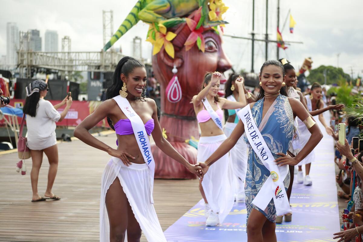 Señorita Riohacha, Olga Álvarez, desfila junto a la representante del Trece de Junio, Jisselle Orozco. //Foto: Luis Eduardo Herrán - El Universal.
