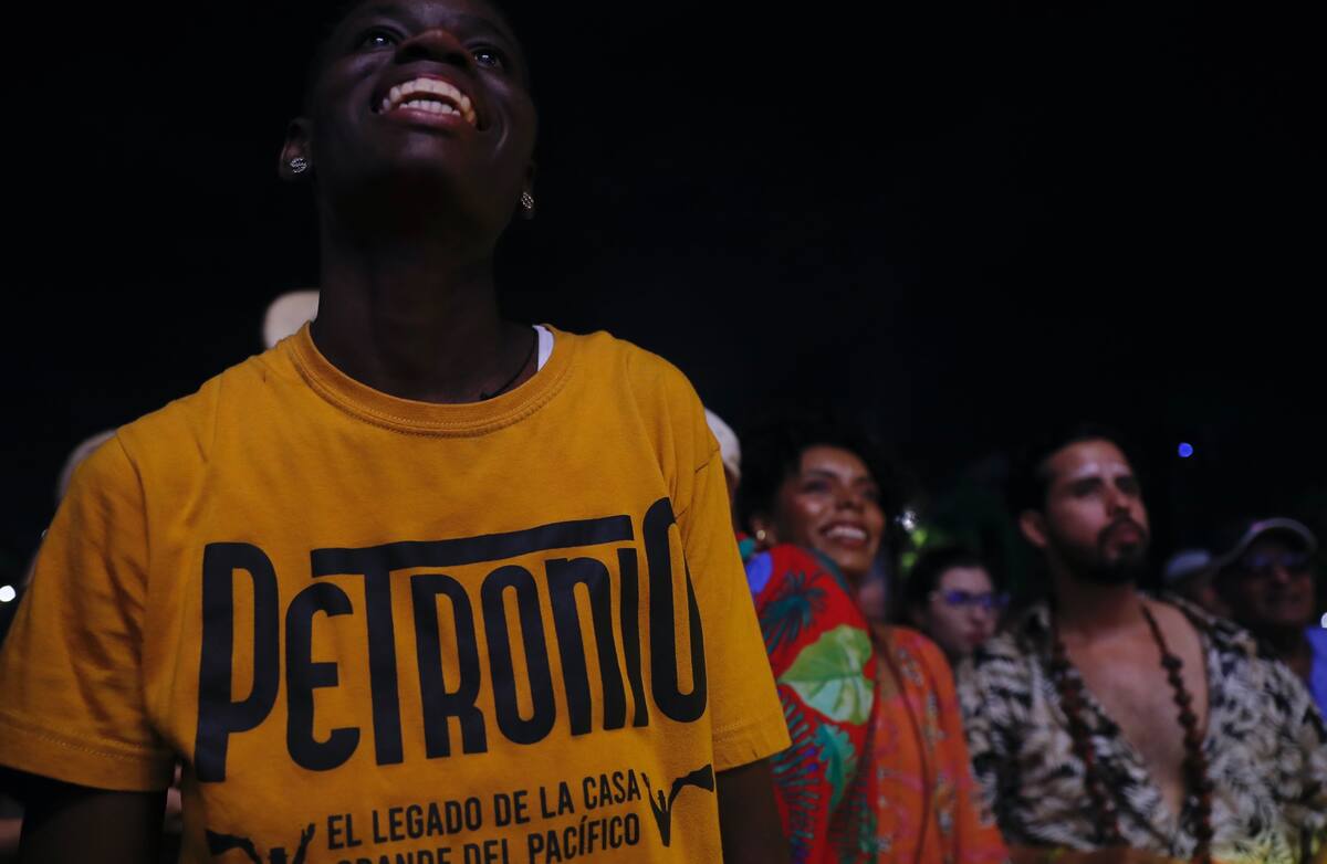 El publico disfruta de la fiesta de lo afro y de la música del Pacífico. //Foto: EFE