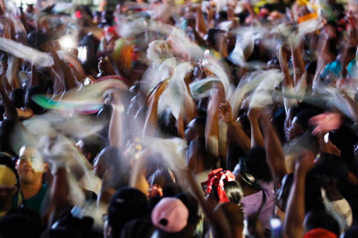 El publico disfruta de la fiesta de lo afro y de la música del Pacífico. //Foto: EFE