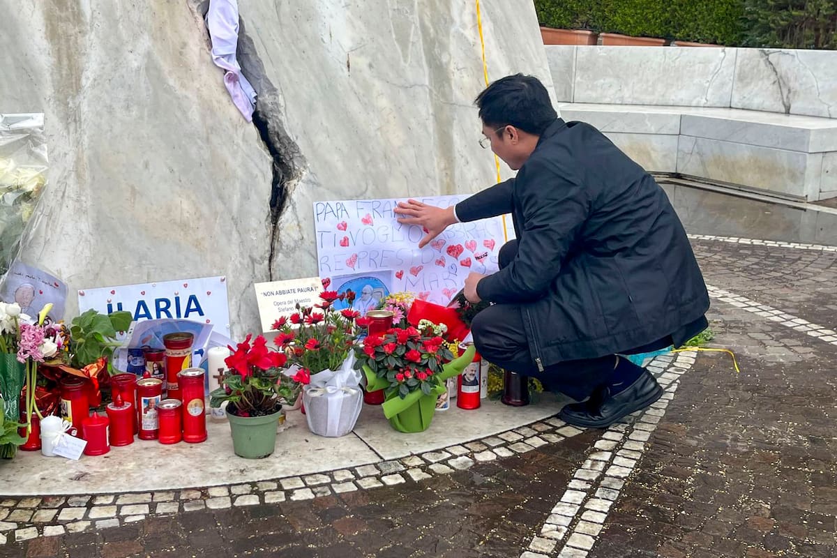 Grupos de religiosos y fieles se acercaron a rezar por el papa a las puertas del Hospital Gemelli de Roma. //EFE