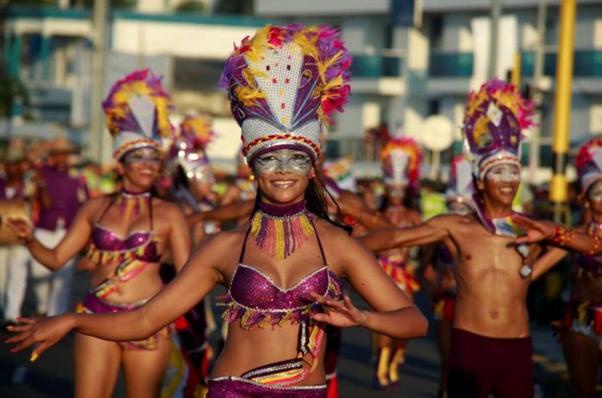 Bando de las reinas populares en la avenidad Santander en 2012. //Foto: Cortesía.