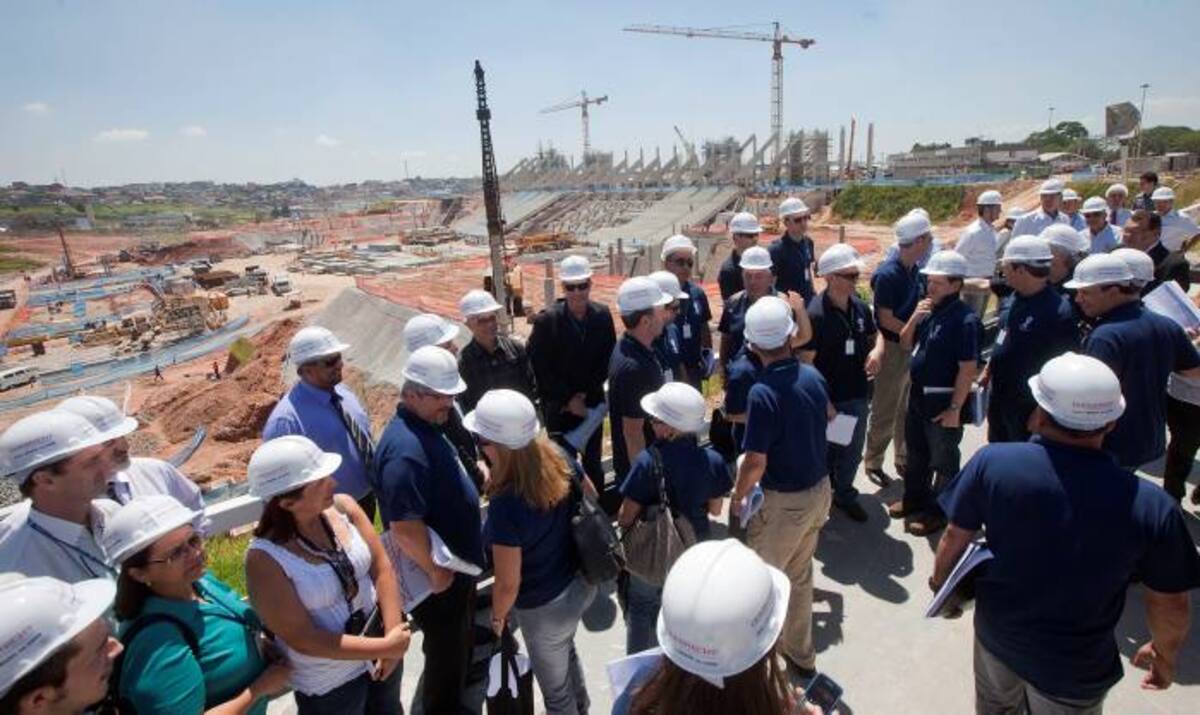 Los integrantes de la delegación de la FIFA y el COL se colocaron cascos blancos para recorrer las obras del estadio. AP Andre Penner