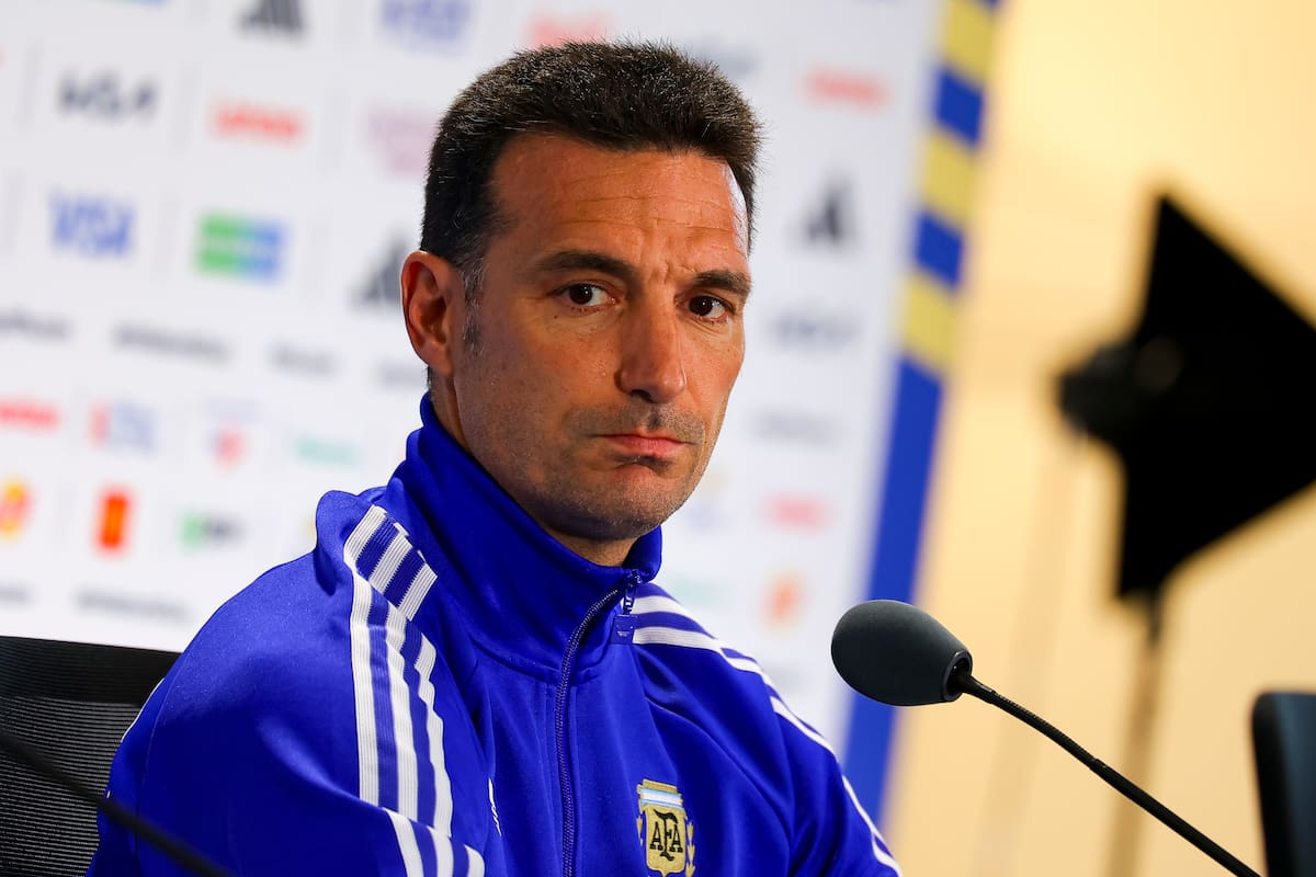 Scaloni rompe en llanto y deja en duda su futuro con Argentina. // Foto: EFE/EPA/CHRISTOPHER NEUNDORF.