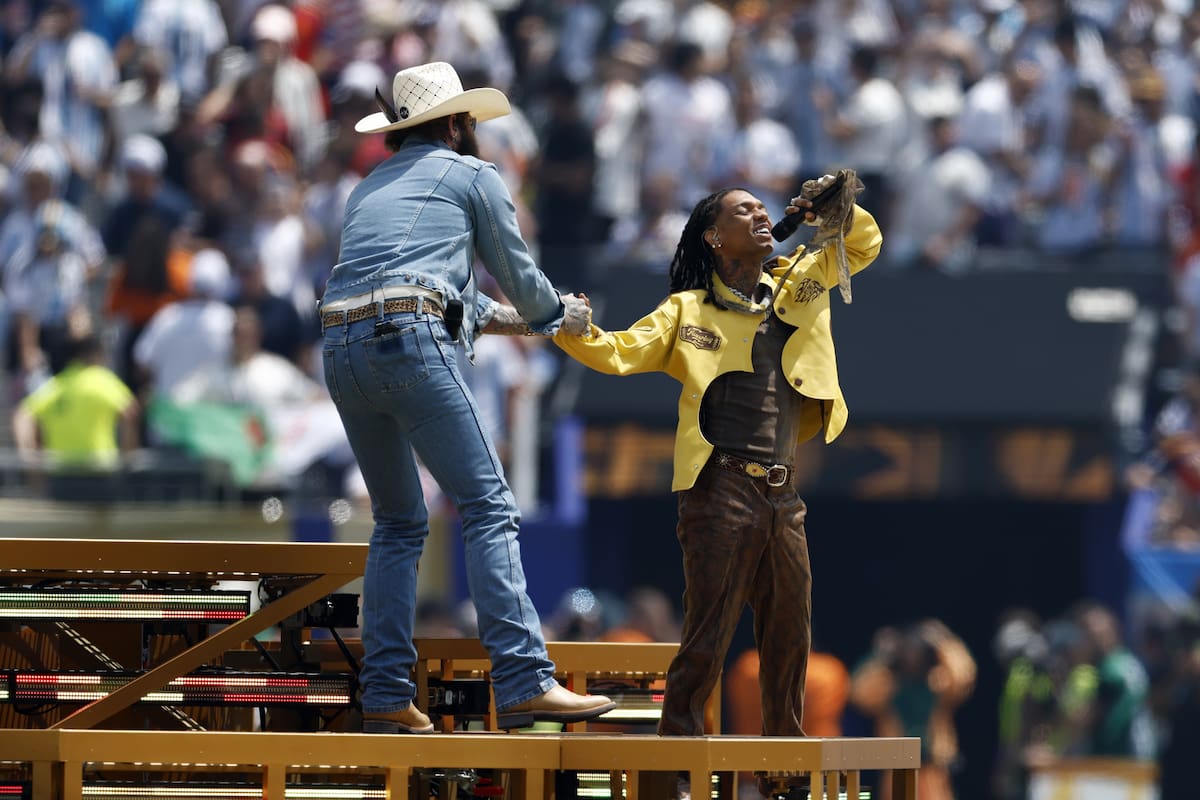 EAST RUTHERFORD (United States), 19/07/2026.- US singers Post Malone (L) and Swea Lee
(R) perfrom during the Closing Ceremony ahead of the FIFA World Cup 2026 final match Spain against Argentina, in East Rutherford, New Jersey, USA, 19 July 2026. (España) EFE/EPA/WILL OLIVER