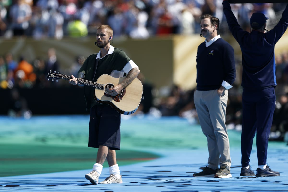 EAST RUTHERFORD (United States), 19/07/2026.- Canadian singer Justin Bieber performs next to US actor Jason Sudeikis during the half-time show of the FIFA World Cup 2026 final match Spain against Argentina, in East Rutherford, New Jersey, USA, 19 July 2026. (España) EFE/EPA/WILL OLIVER