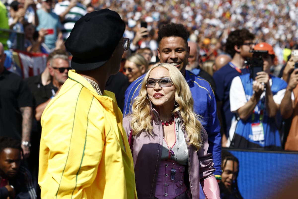 EAST RUTHERFORD (United States), 19/07/2026.- US singer Madonna (C) performs next to former Brazilian players Ronaldo (R) and Ronaldinho (L) during the FIFA World Cup 2026 final match Spain against Argentina, in East Rutherford, New Jersey, USA, 19 July 2026. (España) EFE/EPA/WILL OLIVER