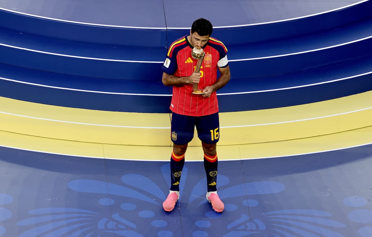El español Rodri besa el trofeo que recibió como mejor jugador del torneo tras la final de la Copa Mundial de la FIFA 2026 entre España y Argentina, en Nueva Jersey, Estados Unidos. //Foto, EFE: RONALD WITTEK