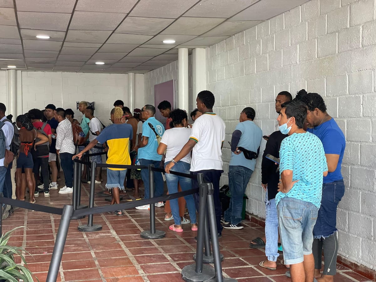 Fila en jornada de World, proyecto de criptomonedas y biometría en Cartagena. // Foto: Juan Ramos - EU