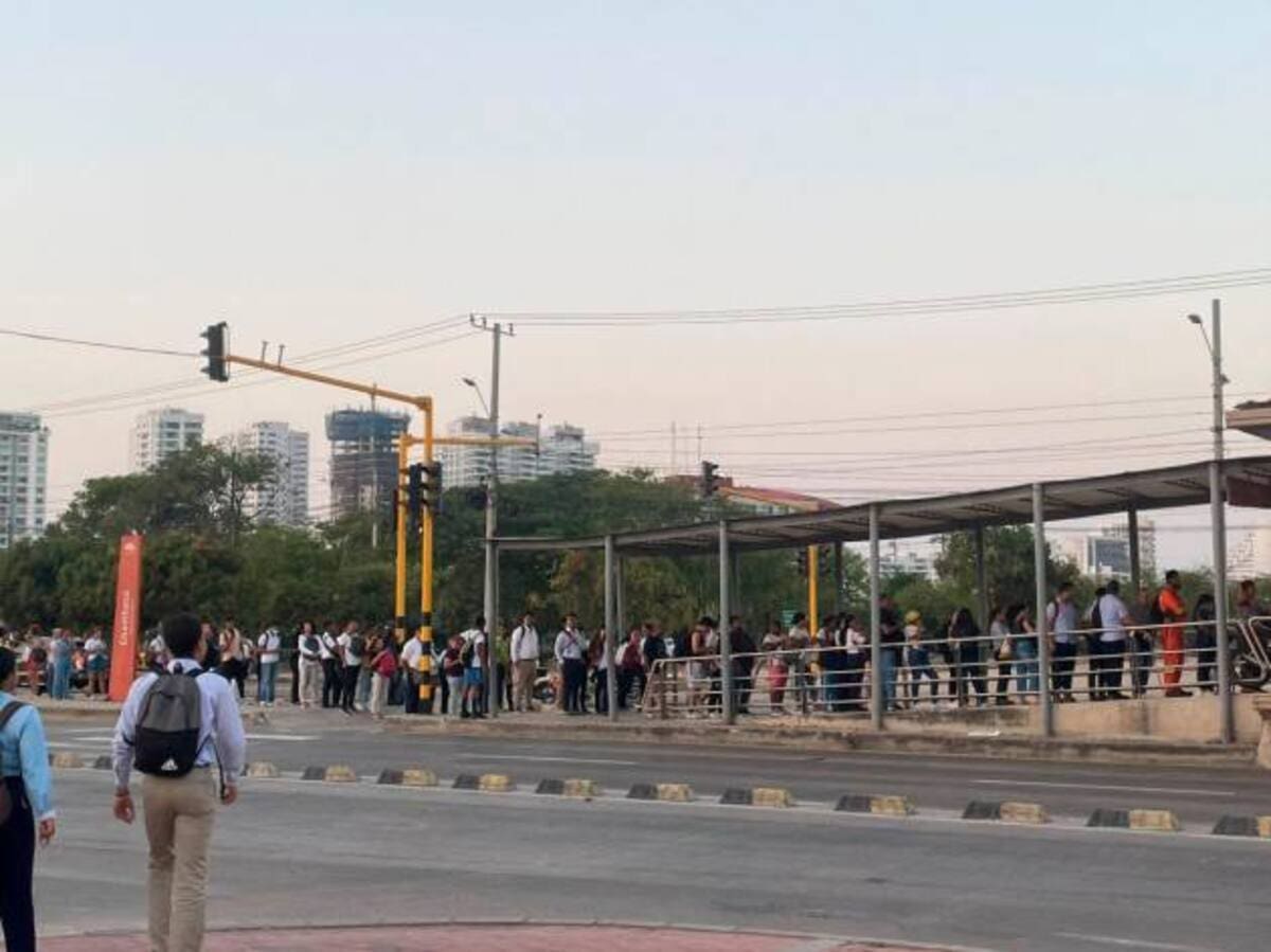 Largas filas en Transcaribe ante la implementación de recaudo manual. // Archivo
